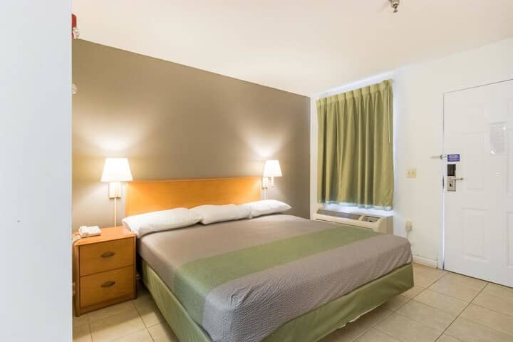 Room 6 of 30