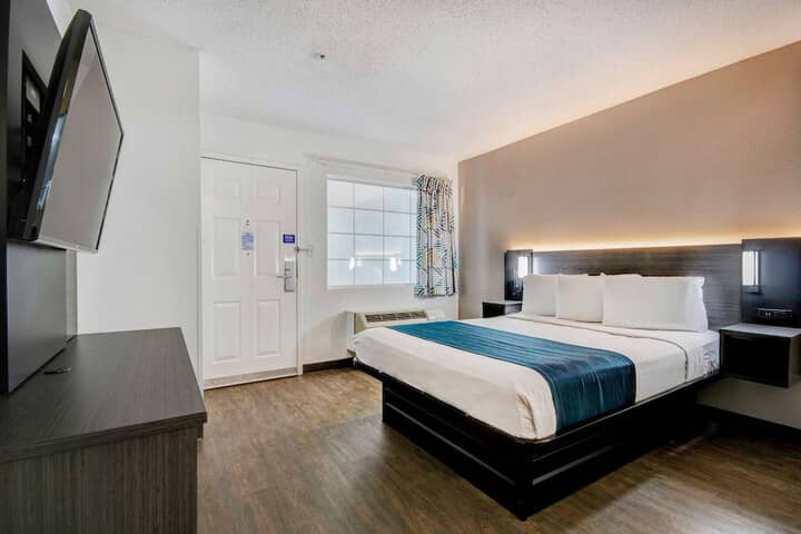 Room 11 of 30