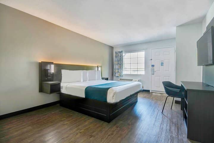 Room 13 of 30